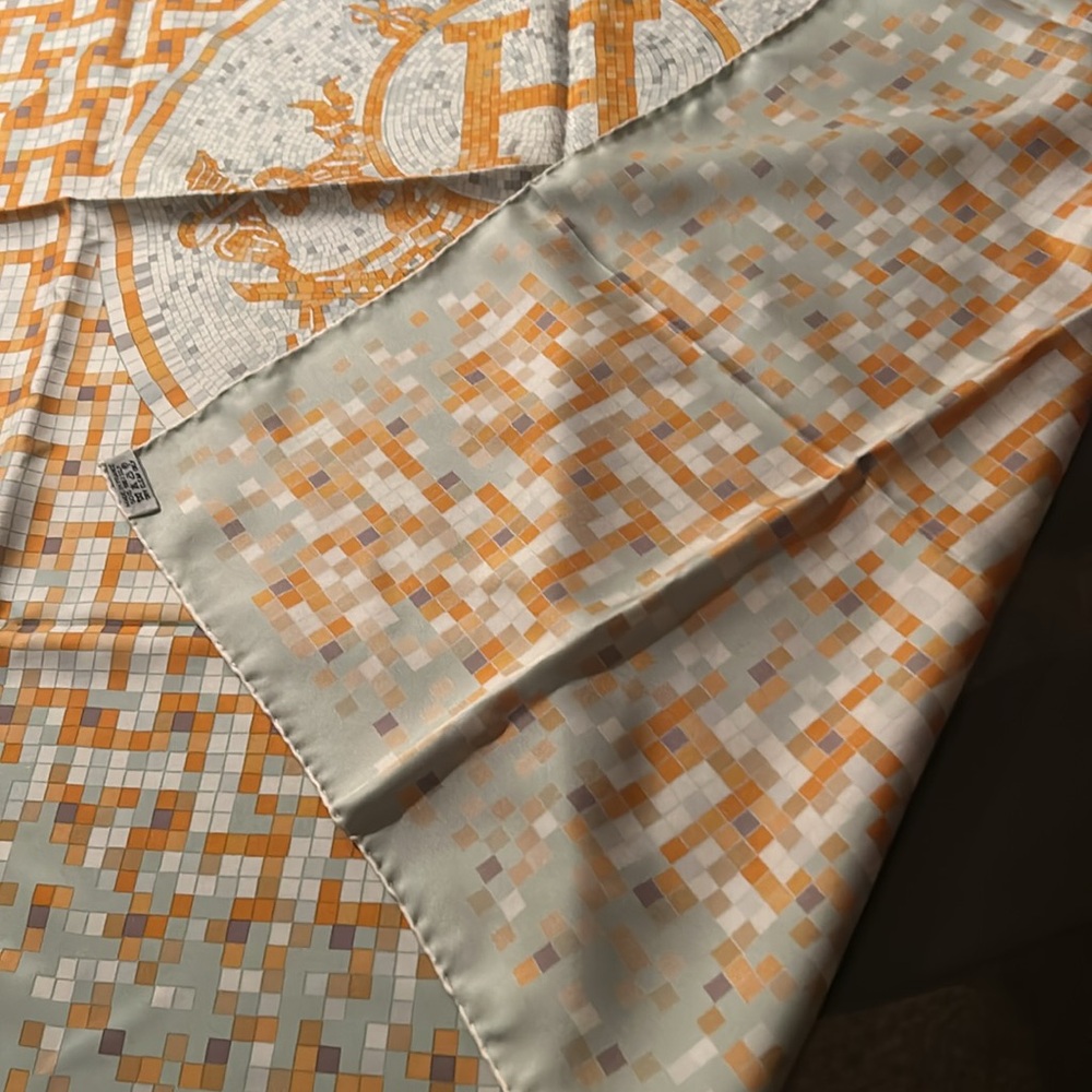 Hermes “H” silk scarf. Authentic. Never worn. - Picture 4 of 6